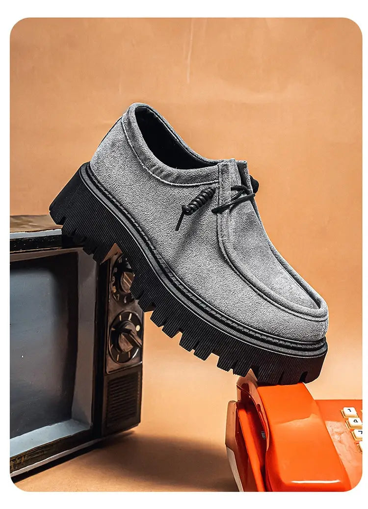 Baskets décontractées à plateforme en suède à semelle épaisse pour hommes en gris, au design à laçage et avec une semelle en caoutchouc noir épaisse.
