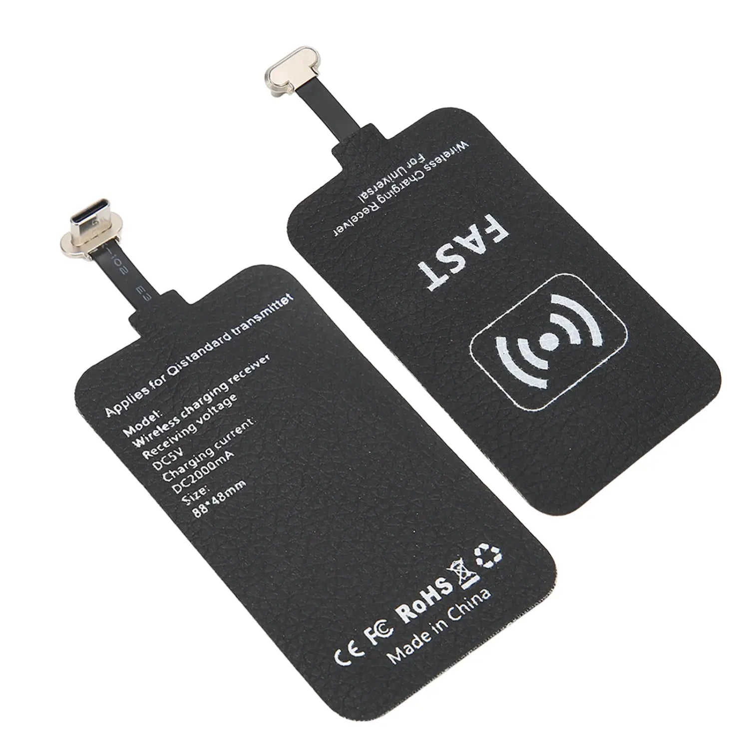 金属製タイプCコネクタと白色の印刷テキストを備えたブラックのワイヤレス充電レシーバーパッド。10Wのワイヤレス充電用途向けに設計
