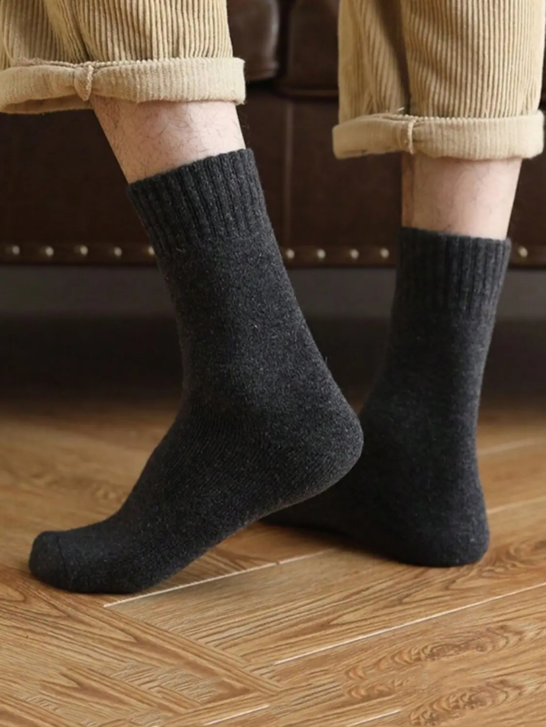 Chaussettes de cheville en tricot côtelé gris anthracite foncé, en molleton thermique texturé et doux, conçues pour l’usage hivernal des hommes.