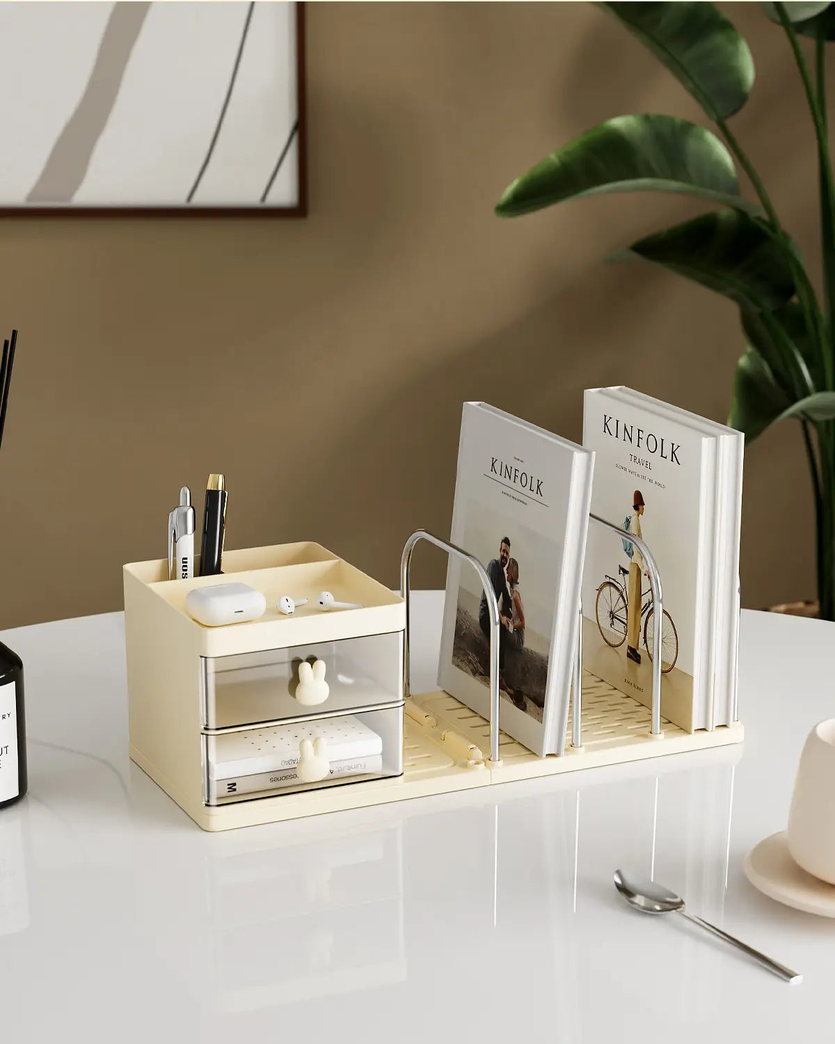 Organisateur de bureau en plastique de couleur crème, avec deux tiroirs transparents, support pour livres en métal et horloge, pour un usage au bureau.