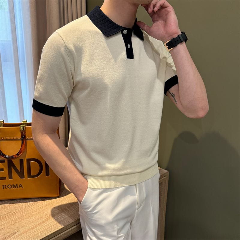 Camiseta tipo polo de punto color crema con cuello acanalado negro y puños de las mangas de la colección de camiseta tipo polo de punto con bloques de color.
