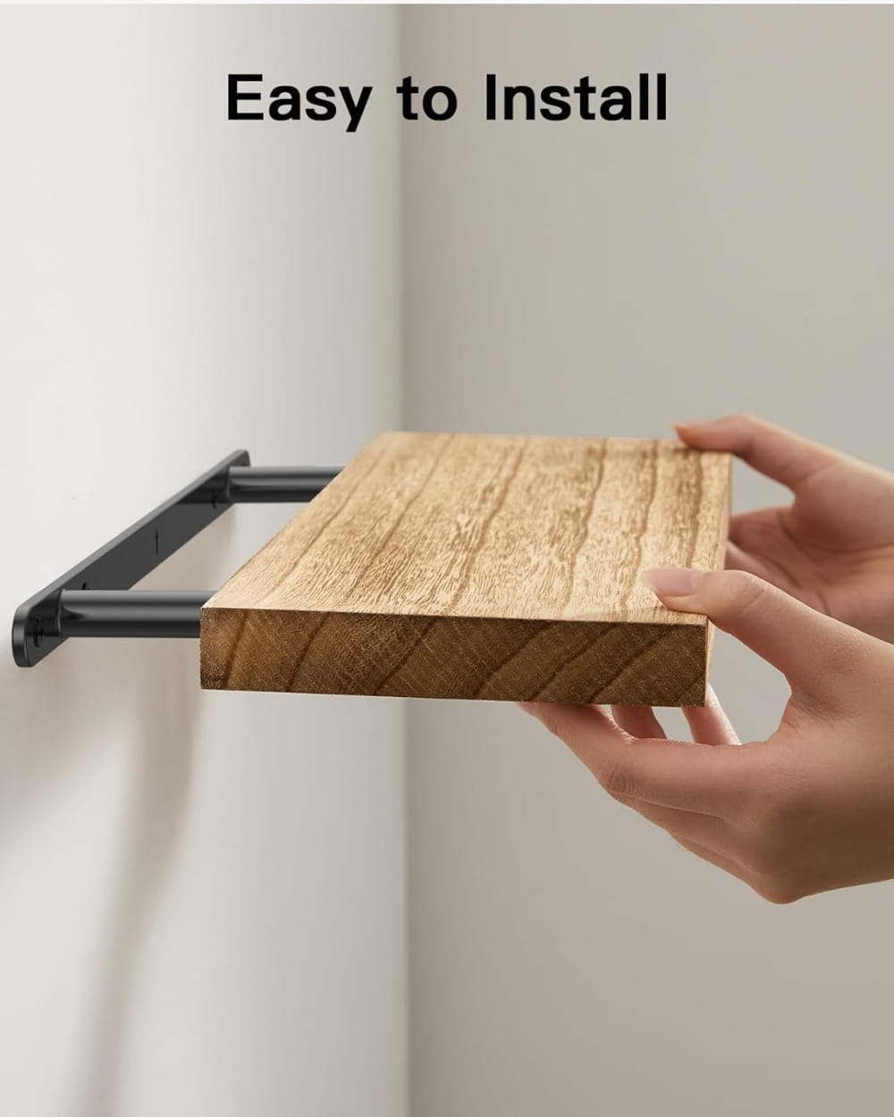 un soporte metálico negro elegante sostiene un estante flotante de madera color marrón claro con vetas visibles para almacenamiento y exhibición montados en la pared; el paquete incluye herrajes de montaje.