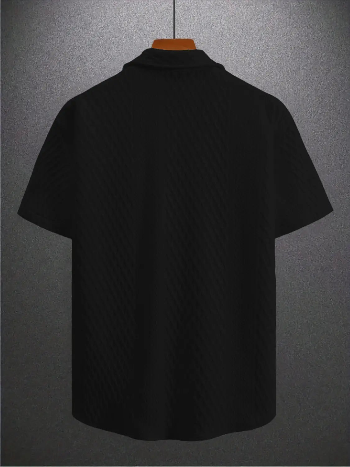 Chemise polo noire à manches courtes avec un col classique et un tissu lisse, présentée dans la collection du haut gris en maille diamant à manches courtes.