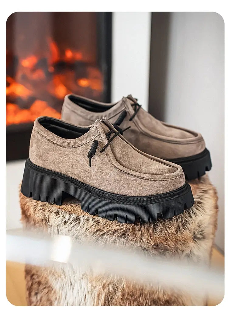 Baskets décontractées à plateforme en suède beige à semelle épaisse pour hommes, avec des lacets noirs et une semelle en caoutchouc noir massive.