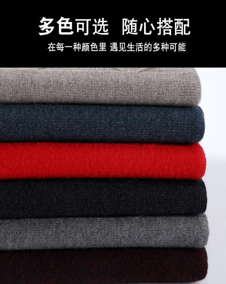 Stapeln von ordentlich gefalteten Herren-V-Ausschnitt-Strickpullovern in verschiedenen einfarbigen Farben, darunter Grau, Marineblau, Rot, Schwarz und Dunkelbraun, geeignet für lässige Winterkleidung.