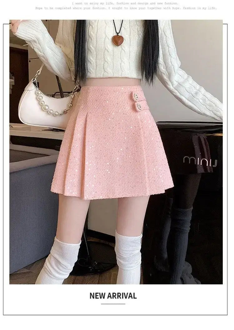 Rosa Bouclé-Falten-Minirock mit dekorativem Knopfdetail an der Seite.