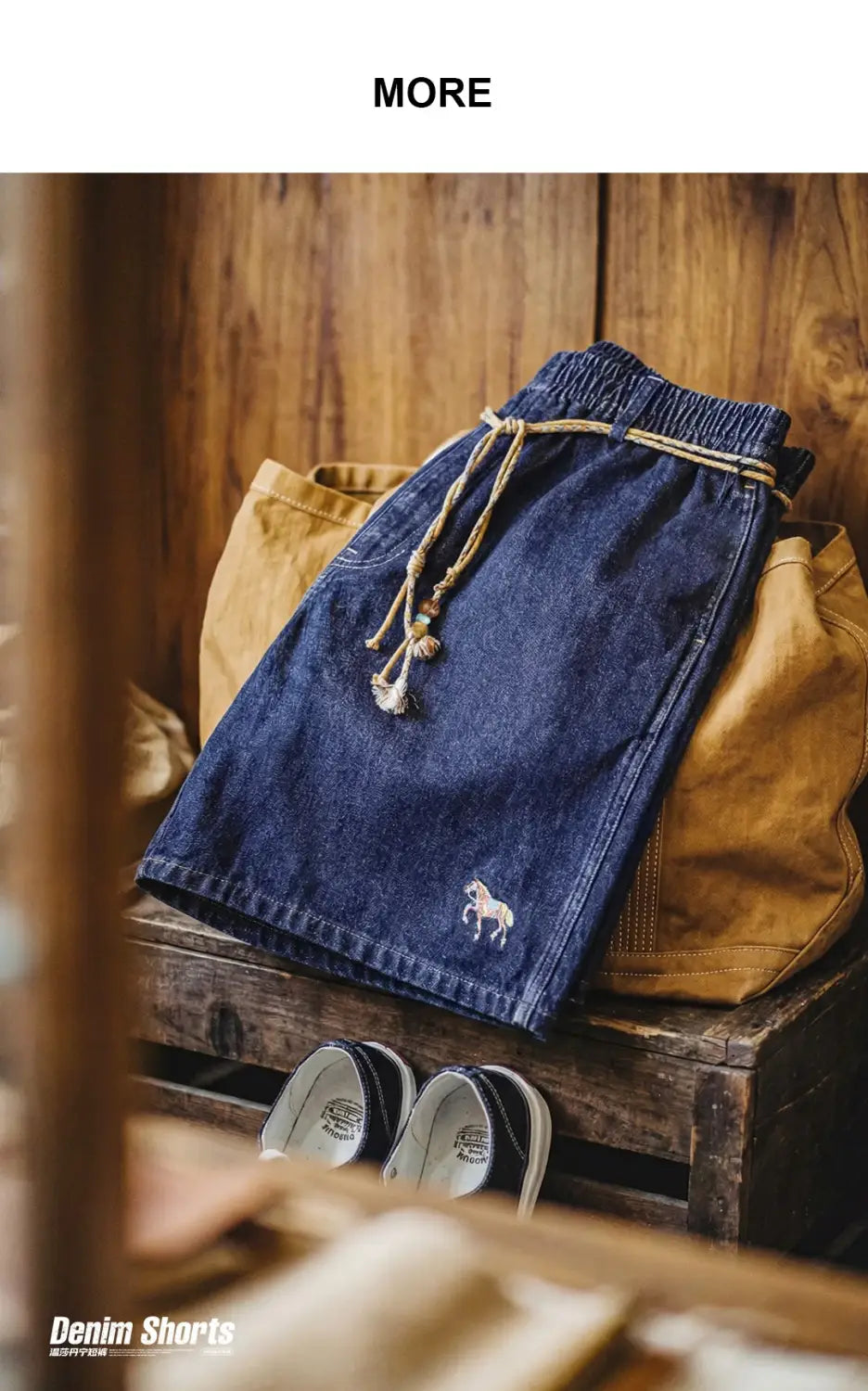 Vintage bestickte Jeansshorts für Herren mit blauem Denim-Stoff, weißer Pferdebestickung und Kordelzug in der Taille.