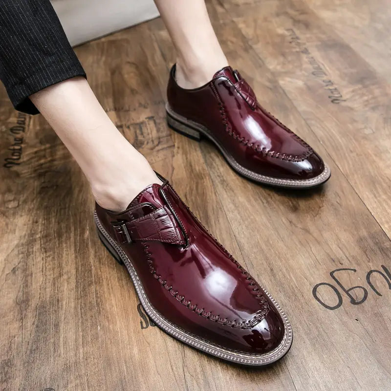 Herren glänzende Lackleder-Kleiderschuhe in glänzendem Burgunder mit Schnürdesign, krokodilartig strukturierter Riemenführung und dekorativen Ziernähten.