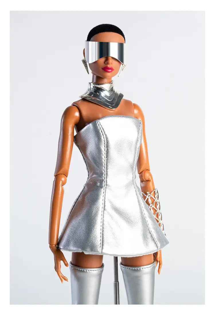 Eine 1/6-Skala futuristische Puppenbekleidung und Accessoires mit einem eleganten silbermetallischen Kleid, dazu passende Stiefel und cybernetische Elemente.