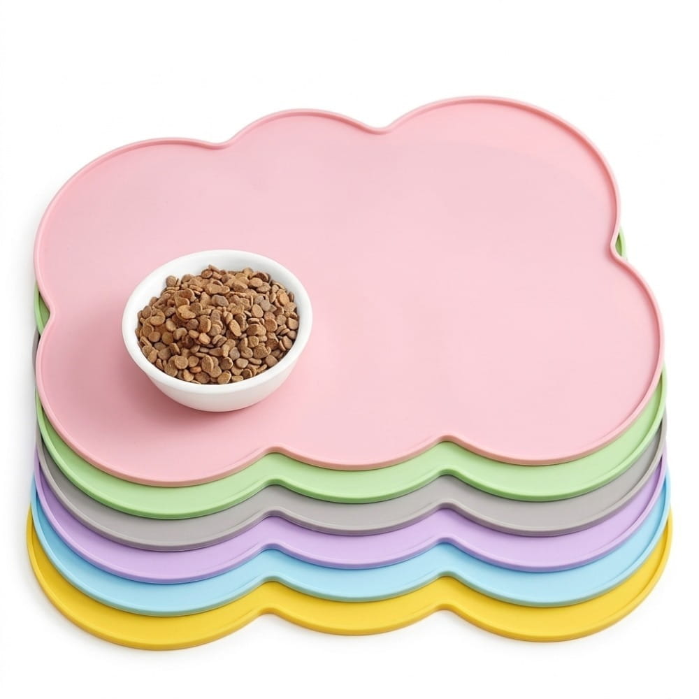 Pila de alfombras de alimentación para mascotas de silicona con forma de nube en colores pastel rosa, verde, gris, morado, azul y amarillo, diseñada para perros, gatos pequeños y medianos.