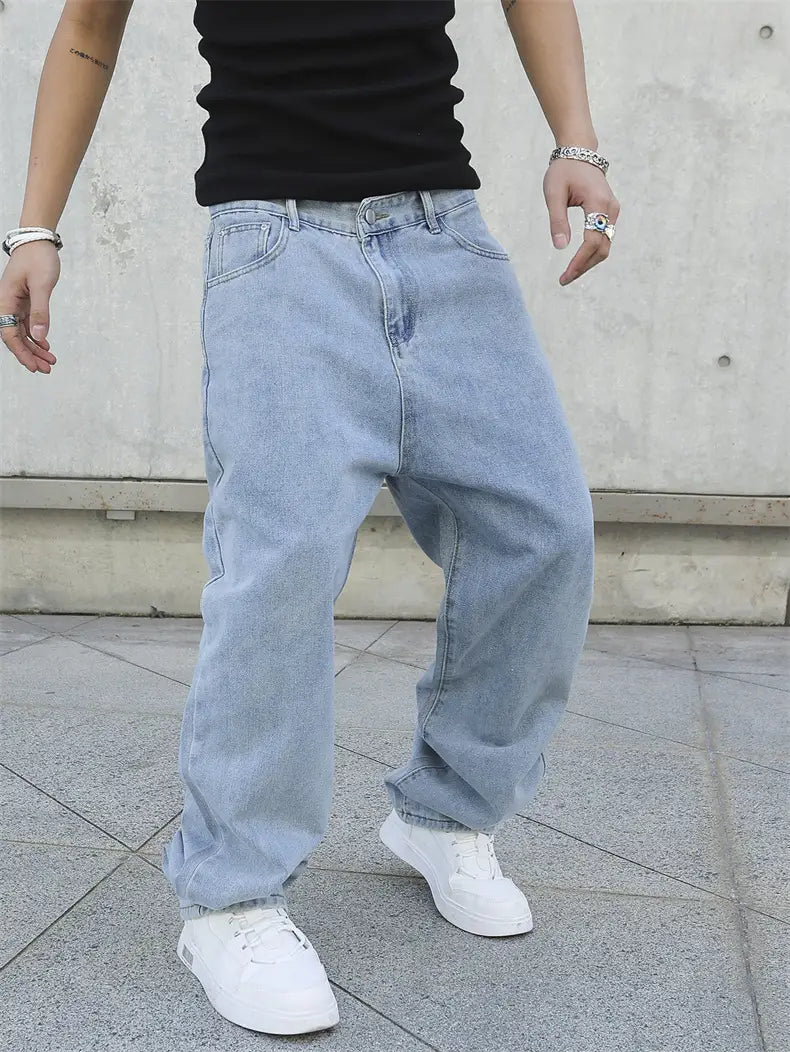 Jeans en denim Y2K hommes ample à jambe large en denim clair, avec coupe décontractée et conception classique à cinq poches.