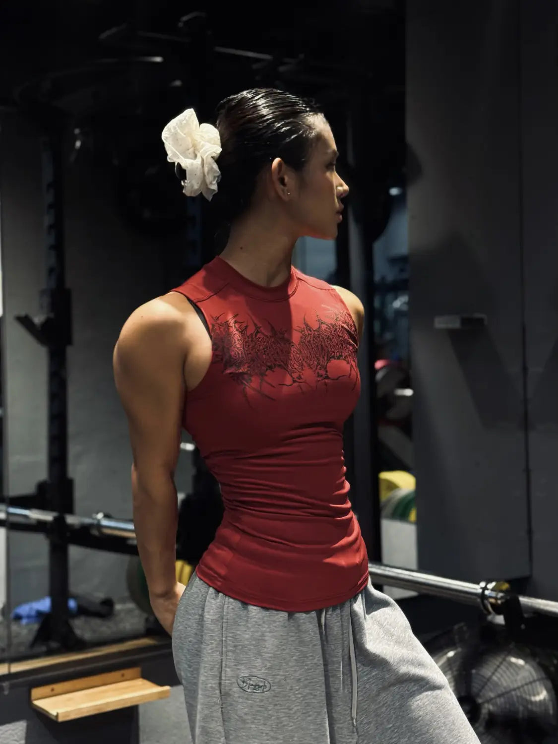 Camiseta sin mangas gótica de fitness de secado rápido roja con bordado negro intrincado, confeccionada con tejido de secado rápido para uso deportivo.