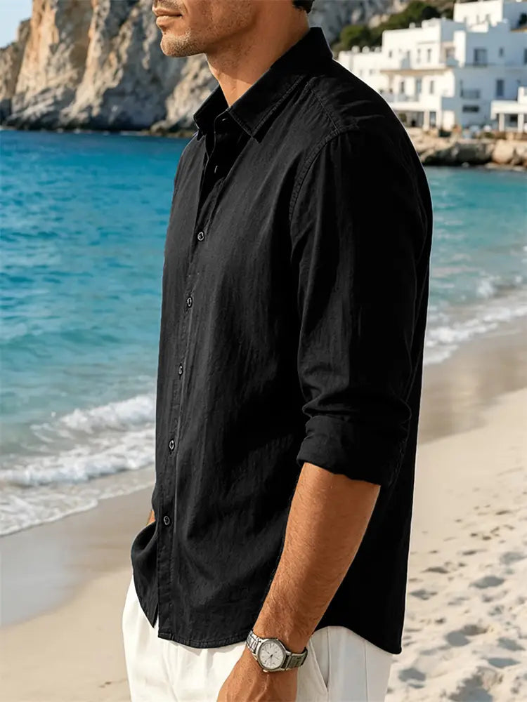 Chemise noire pour homme en coton et lin à manches longues, avec col classique et manches retroussées, réalisée dans un tissu léger.