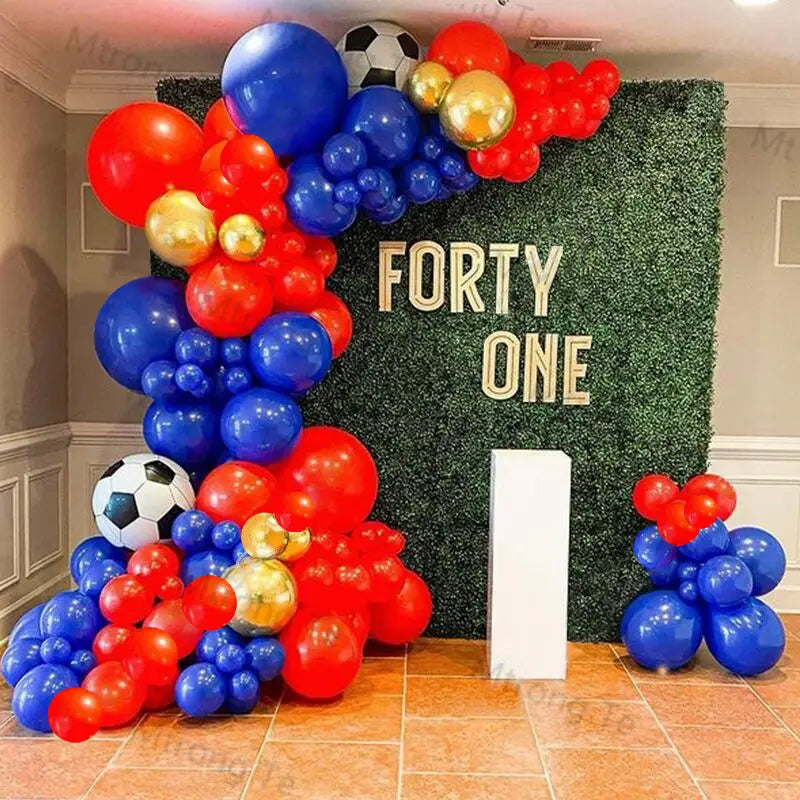 サッカーをテーマにしたアクセントをあしらった、鮮やかな赤・青・金のサッカーボールのガーランドアーチキット(装飾用途)。