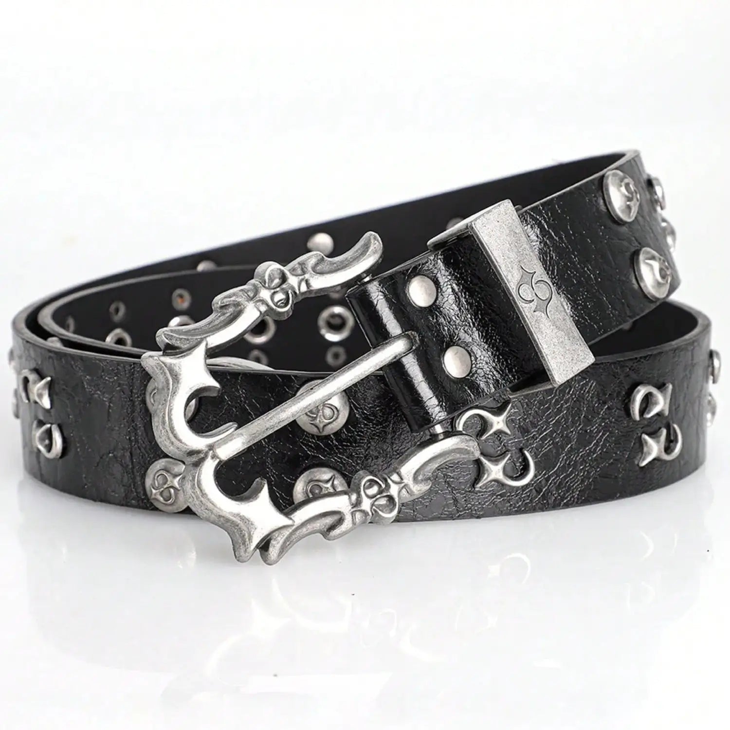 Ceinture punk rock en cuir noir avec boucle à motif crâne et ancre à l’aspect argenté ainsi que des clous métalliques, présentant un design bohème rétro Y2K.