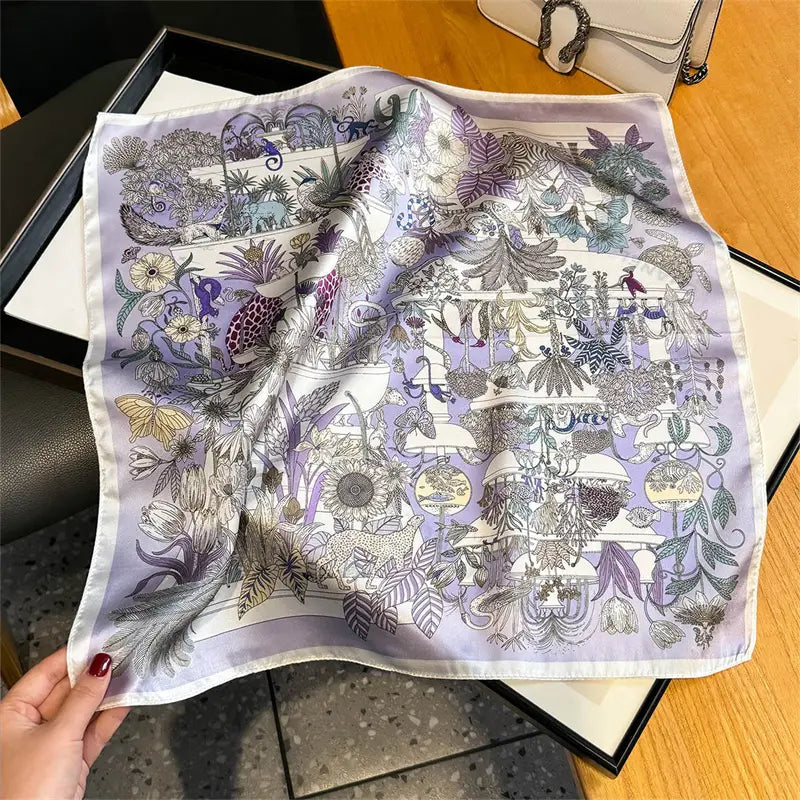 Botanischer Lavendel-Seidenquadratschal in Lavendel und Weiß mit einer kunstvollen botanischen Illustration mit Tieren, Blumen und Vegetation in Tönen von Lila, Grau, Grün und Gold.