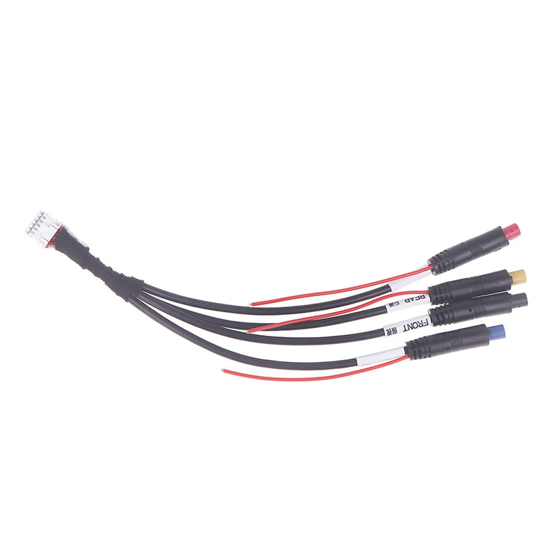 Cable de cámara de salpicadero de 12 pines para radios Android, con cable multipar negro que incluye conductores aislados rojo y negro, tres conectores distintos rojo, amarillo y azul, y una etiqueta blanca marcada como frente.