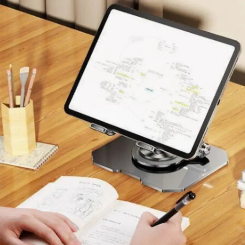 Soporte ajustable negro de metal para tableta con una base metálica sofisticada y un mecanismo de abrazadera plegable con rotación de 360 grados.
