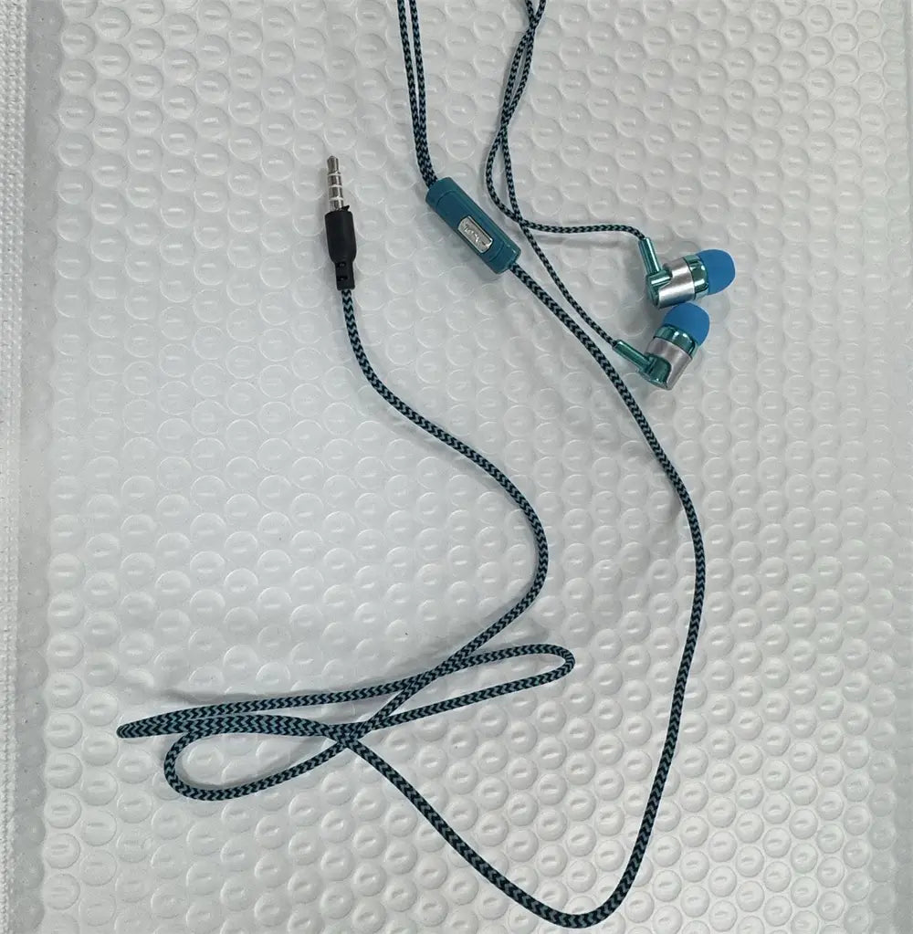 低音ステレオサウンドを備えた有線インイヤーヘッドホン。ティールとシルバーのイヤホンに青いシリコンチップ、編み込みの黒とティールのケーブル、さらにモバイルフォンでの使用向けのインライン制御モジュールを組み合わせました。