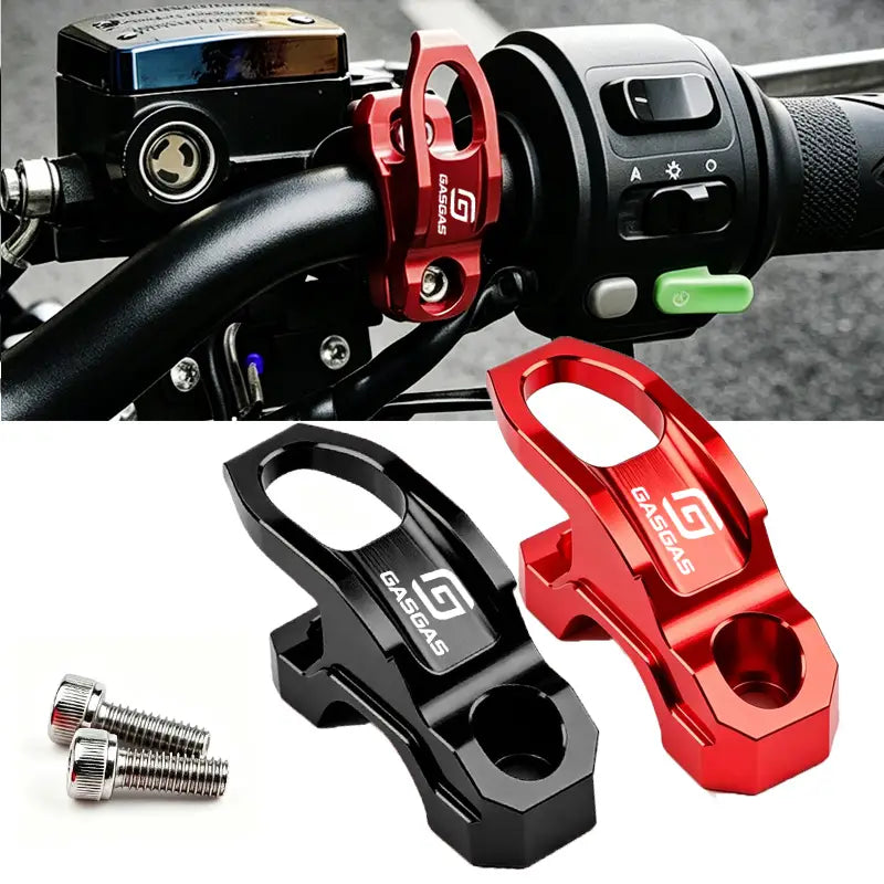 Ein roter und schwarzer, metallischer Gasgas-Lenker-Helmhalter mit universellem CNC-Haken, mit schlankem, kantigem Design und Logo, von der Rückseite abgebildet.