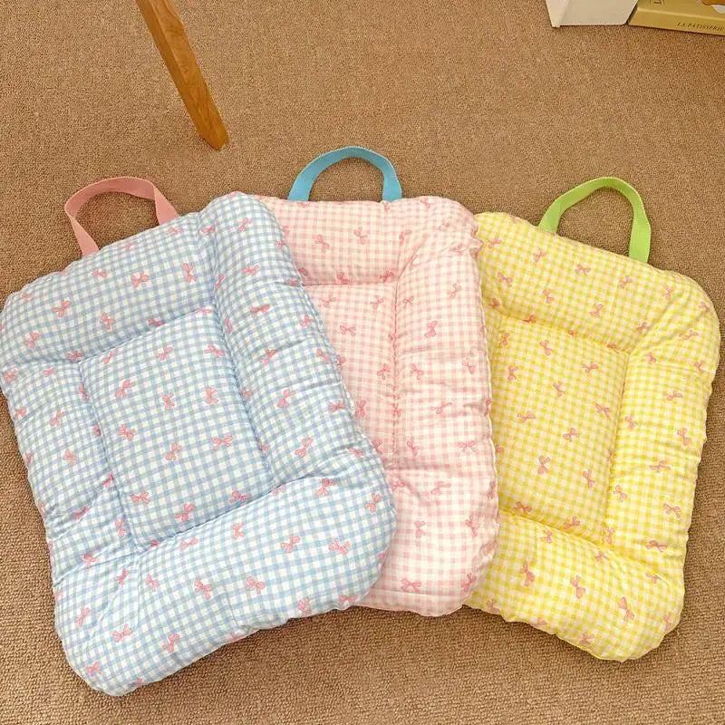 Drei pastellfarbene, gepolsterte Baumwoll-Kissenauflagen mit Gingham-Mustern und rosa Schleifendrucken, jeweils mit einem passenden Stoffgriff für die Baumwollmatratze des Karomuster-Bogenkissens für Haustiere