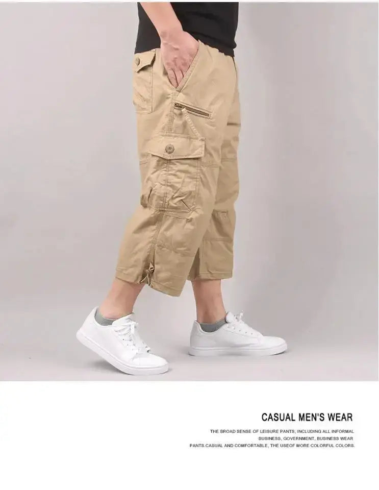 Bermudas cargo en coton kaki pour hommes, avec plusieurs poches et une coupe décontractée, conçus pour une tenue d’été décontractée.
