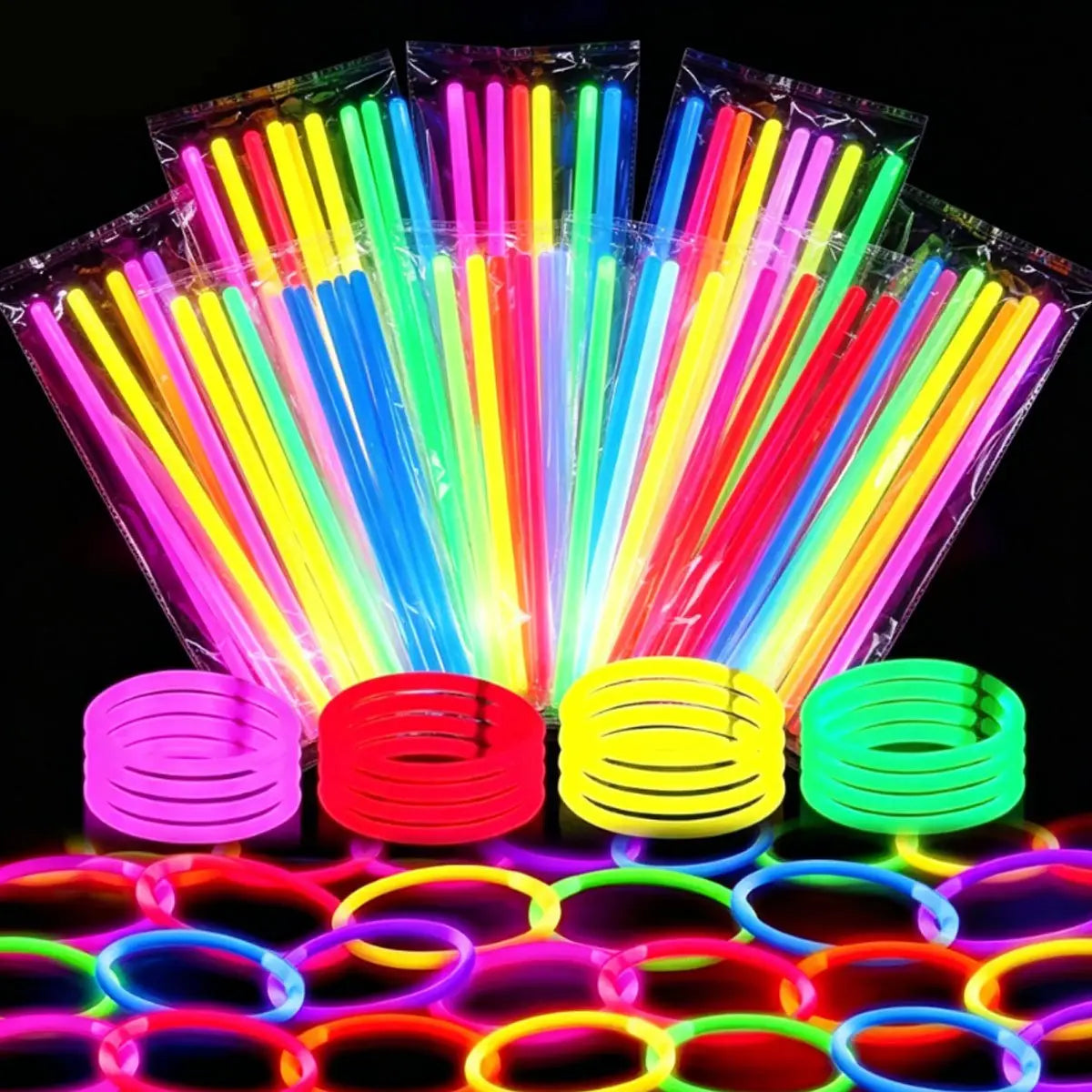 Un conjunto vibrante de bastones luminosos de neón a granel, collares y pulseras para fiestas con luces de fiesta, en colores brillantes variados, envasados para su uso en fiestas o raves.