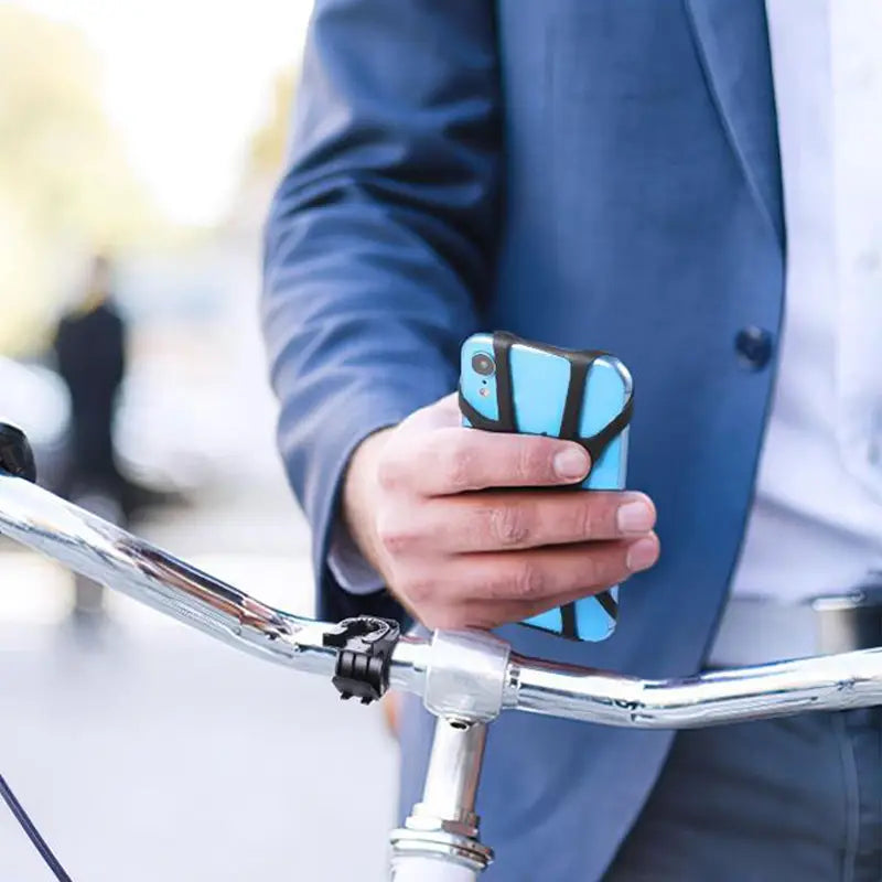 Soporte universal para teléfono de bicicleta de silicona azul y negro con un diseño de carcasa protectora moderno y elegante mostrado desde el lado posterior