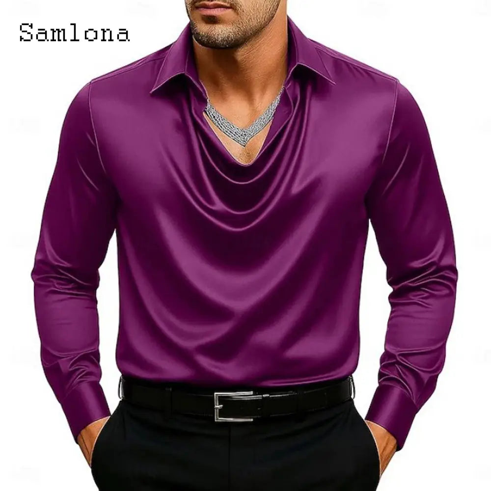 Herren-Satinhemd mit Schalkragen und langen Ärmeln in violettem Satin mit drapiertem Schalkragen.