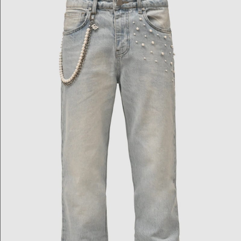 Gestapelte, mit Perlen besetzte Jeans mit geradem Bein in Hellwasch-Denim, mit Perlnieten und einer passenden Perlenkette, die vom Bund herabhängt.