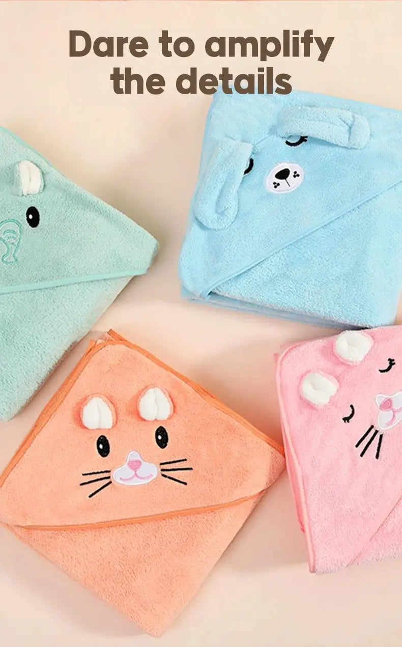 Weiches pfirsichfarbenes Plüsch-Kapuzen-Baby-Badetuch aus saugfähigem Material mit besticktem Katzengesicht-Design.