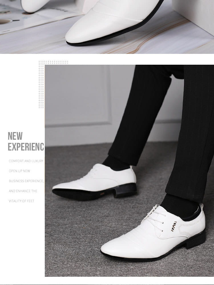 Zapatos de vestir de hombre de cuero blanco con suelas y acentos negros, diseñados para ocasiones formales.