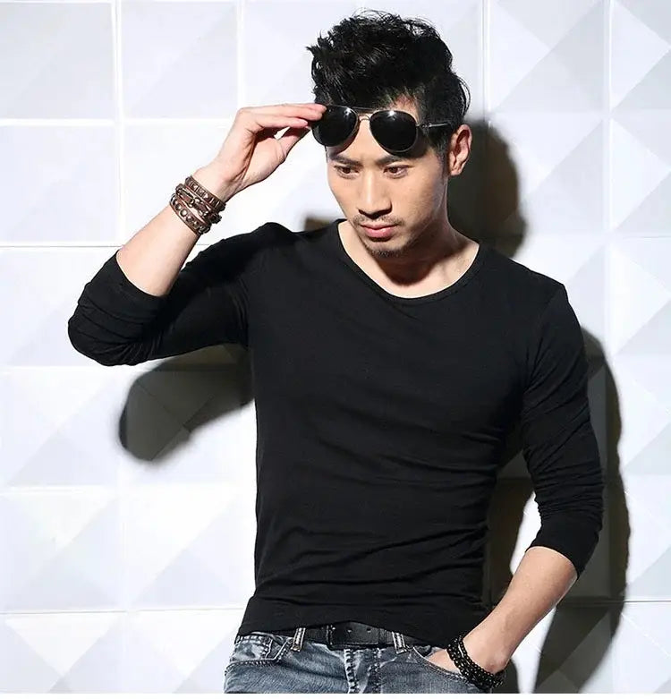 T-shirt noir à manches longues et encolure en V, coupe slim, pour homme, en tissu de coton doux, idéal pour une tenue décontractée et formelle.