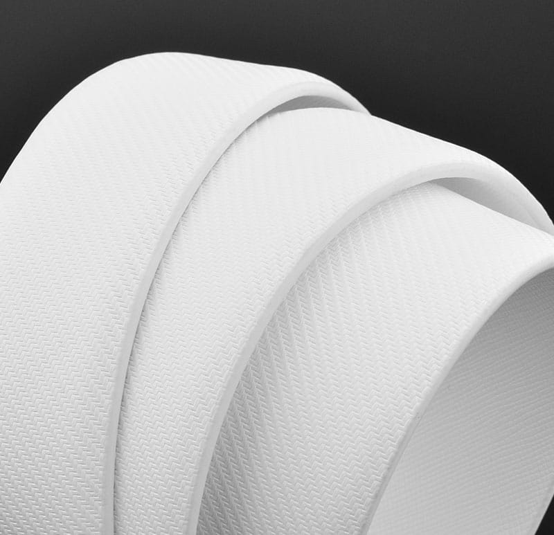 Ceinture en cuir blanc pour homme avec logo g à entrelacement présentant une lanière en tissu tissé blanc avec un motif texturé discret.