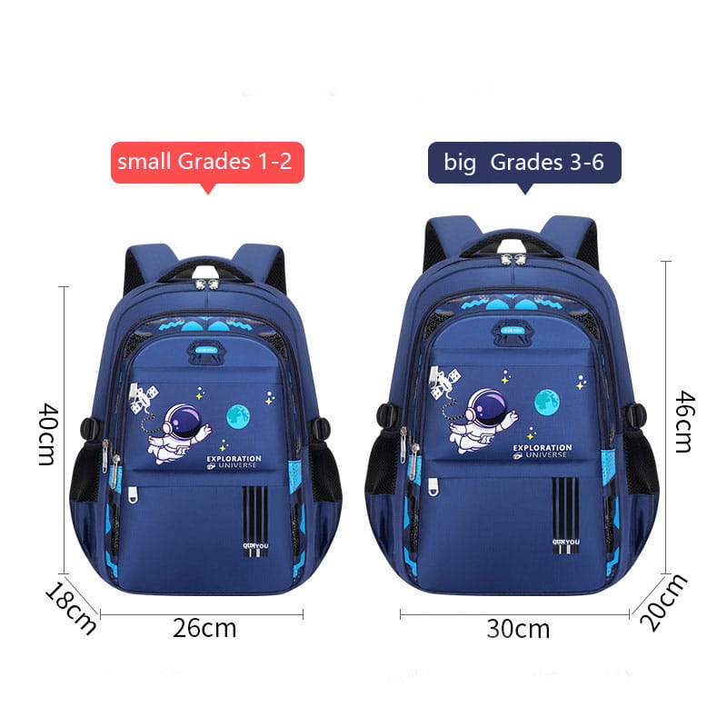 Blauer Jungen-Astronauten-Schulrucksack mit türkisfarbenen Akzenten und schwarzen Trägern, von hinten abgebildet, erhältlich in kleinen und großen Größen, mit wasserabweisendem Material für den Schulgebrauch