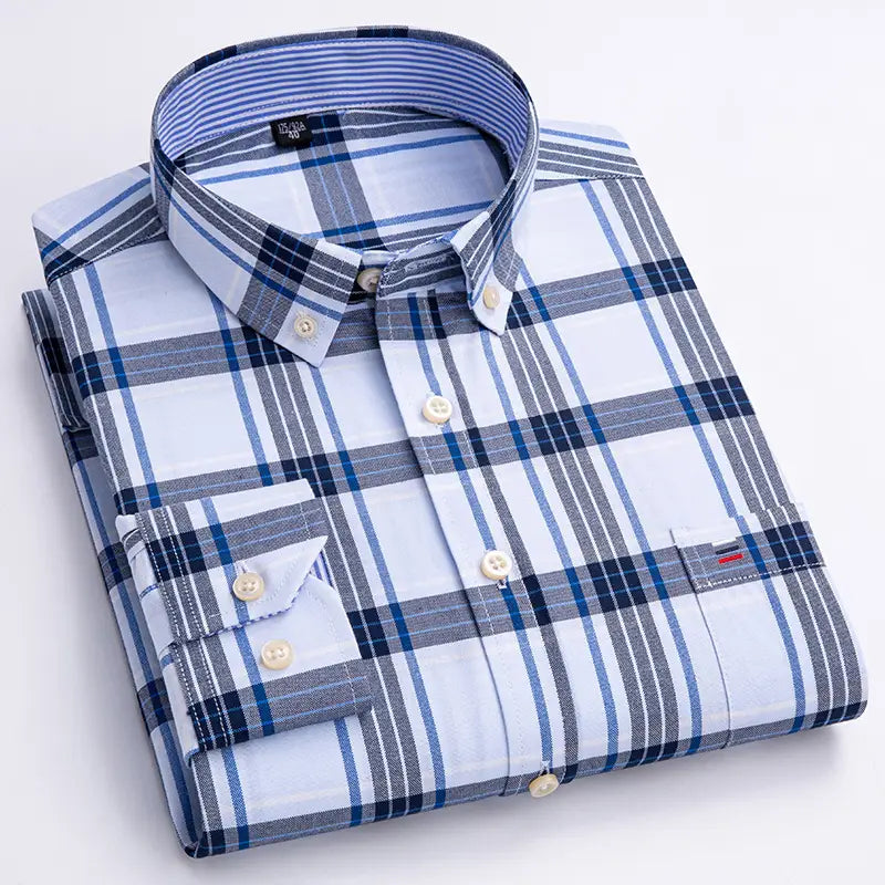 Chemise oxford à carreaux en coton, grande taille pour homme, pliée avec soin, avec un motif bleu et blanc classique, des accents gris, des boutons de couleur crème et une doublure intérieure de col assortie à rayures.