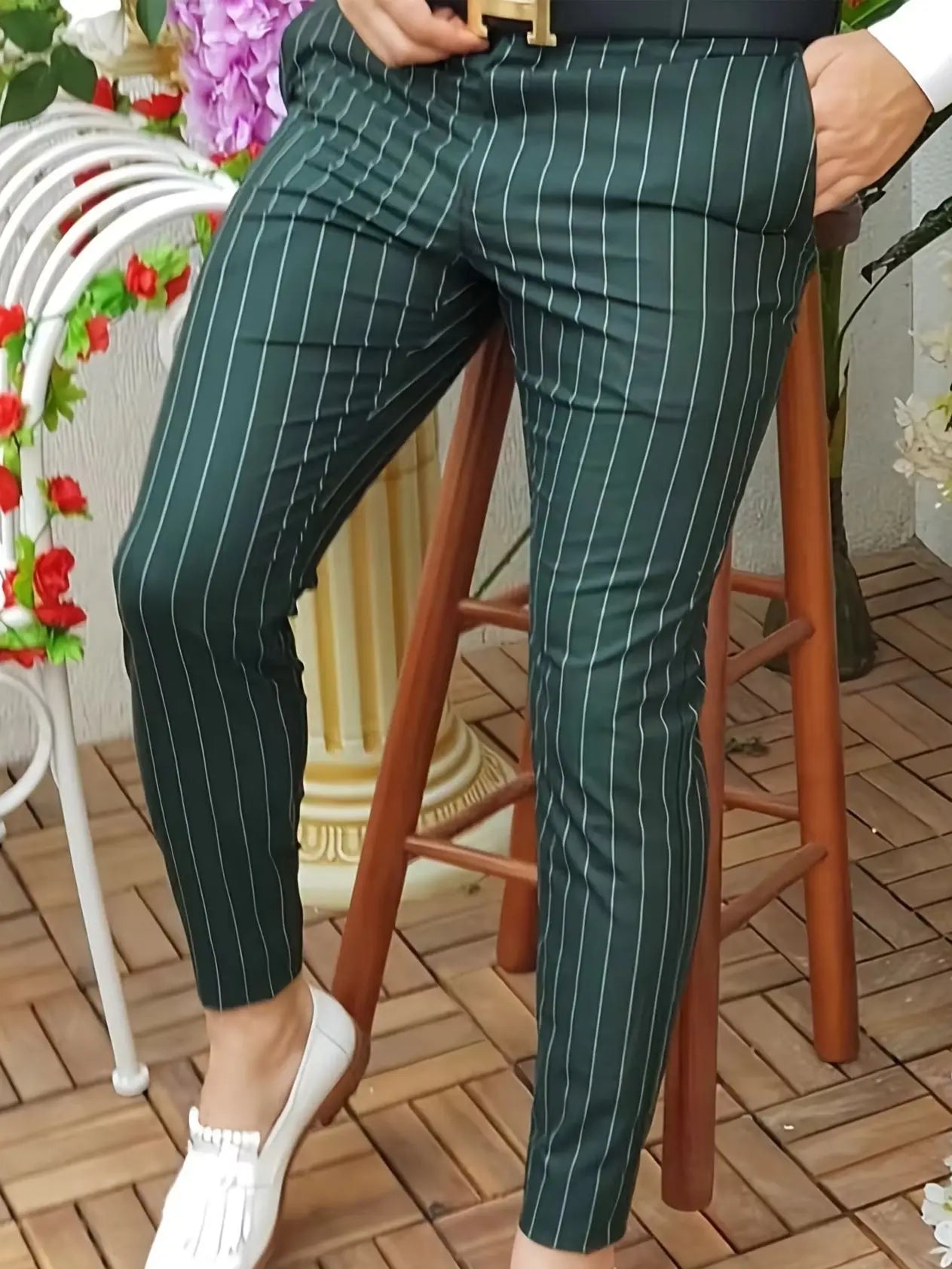 Herren dunkelgrüne Anzughose mit Pinstripe, Slim Fit, Freizeitkleidung, mit weißen vertikalen Streifen.