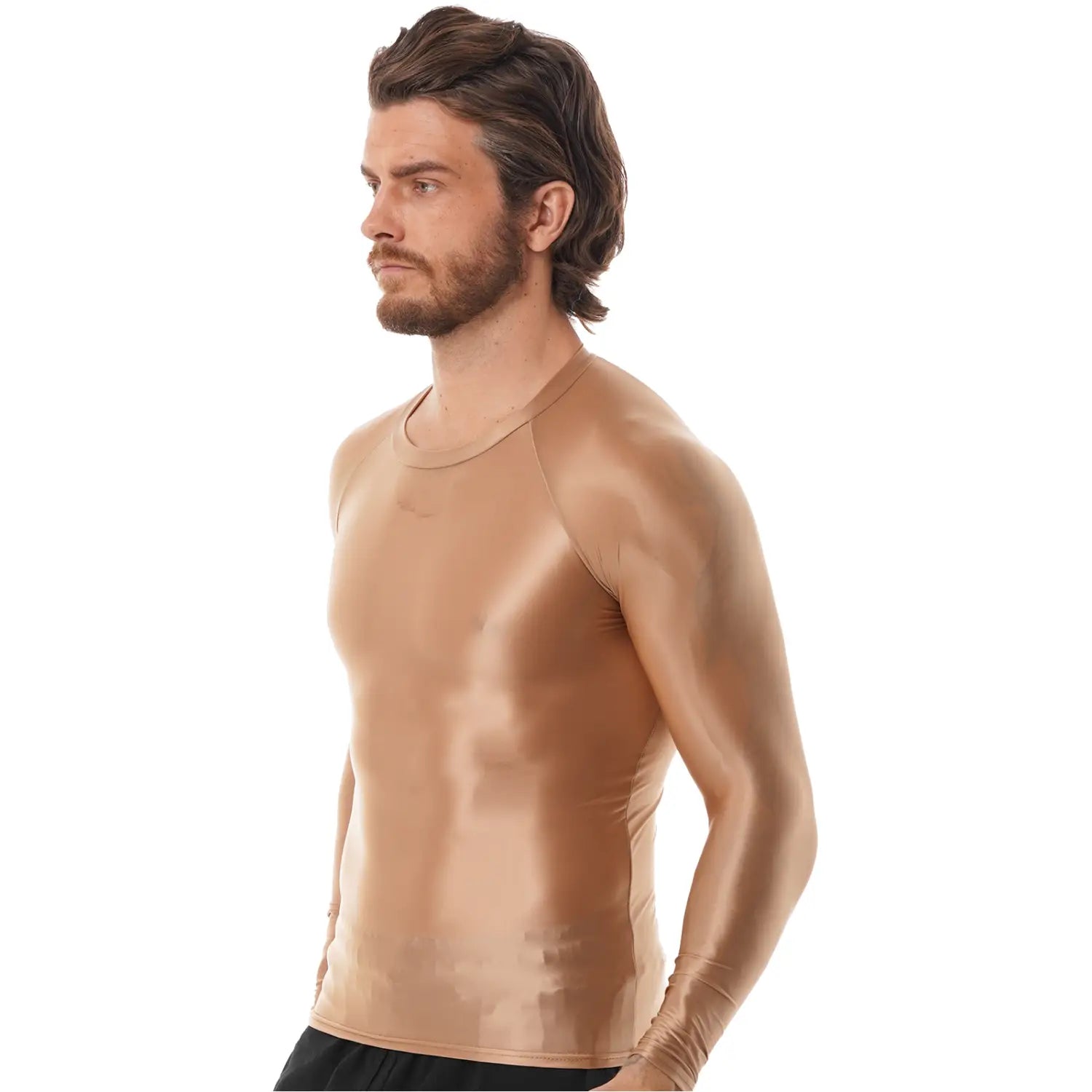 Camiseta de compresión de manga larga brillante para hombre, tono piel, elegante, con ajuste ceñido y brillo sutil.