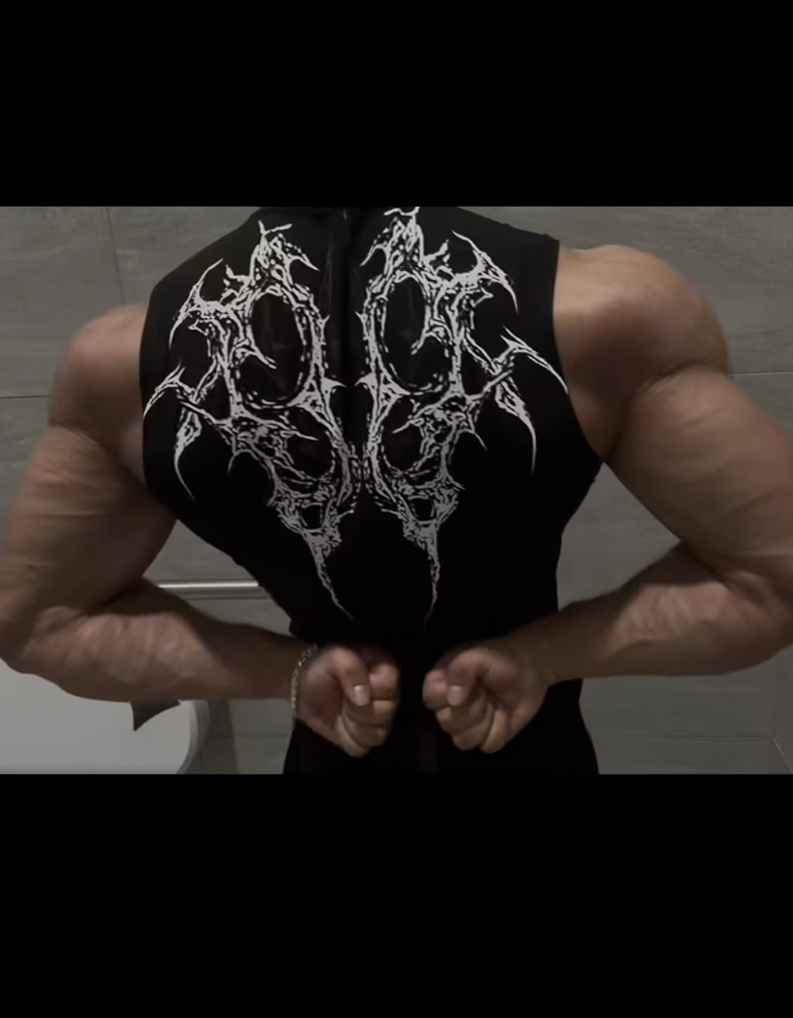 Camiseta sin mangas gótica negra de fitness con un diseño bordado blanco intrincado en la espalda, confeccionada con tejido de secado rápido, para deportes y ejercicio.