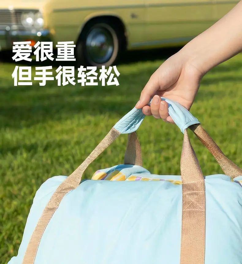 Siège de voiture pour chien et lit de voyage bleu clair léger pour petits chiens, avec des sangles en tissu camel et une poignée rembourrée souple pour un transport facile.