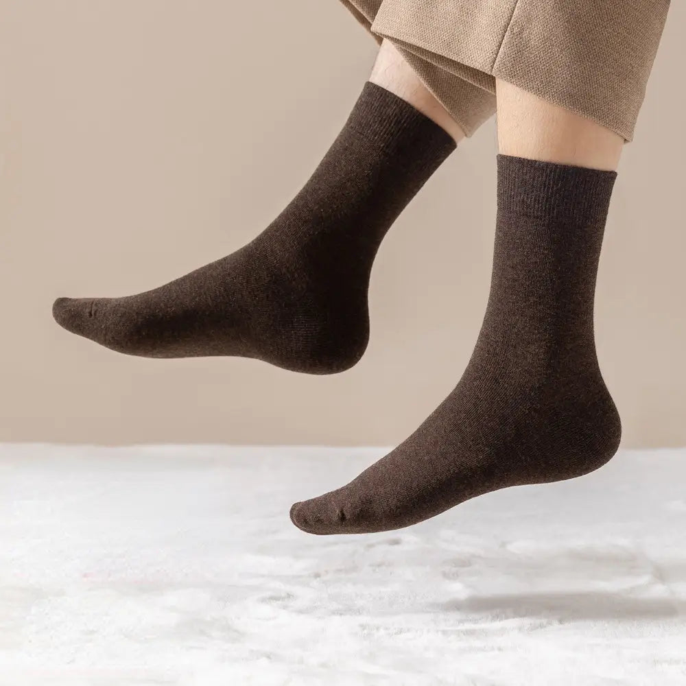 Chaussettes montantes côtelées en coton brun foncé pour vêtements décontractés des hommes, vues de face