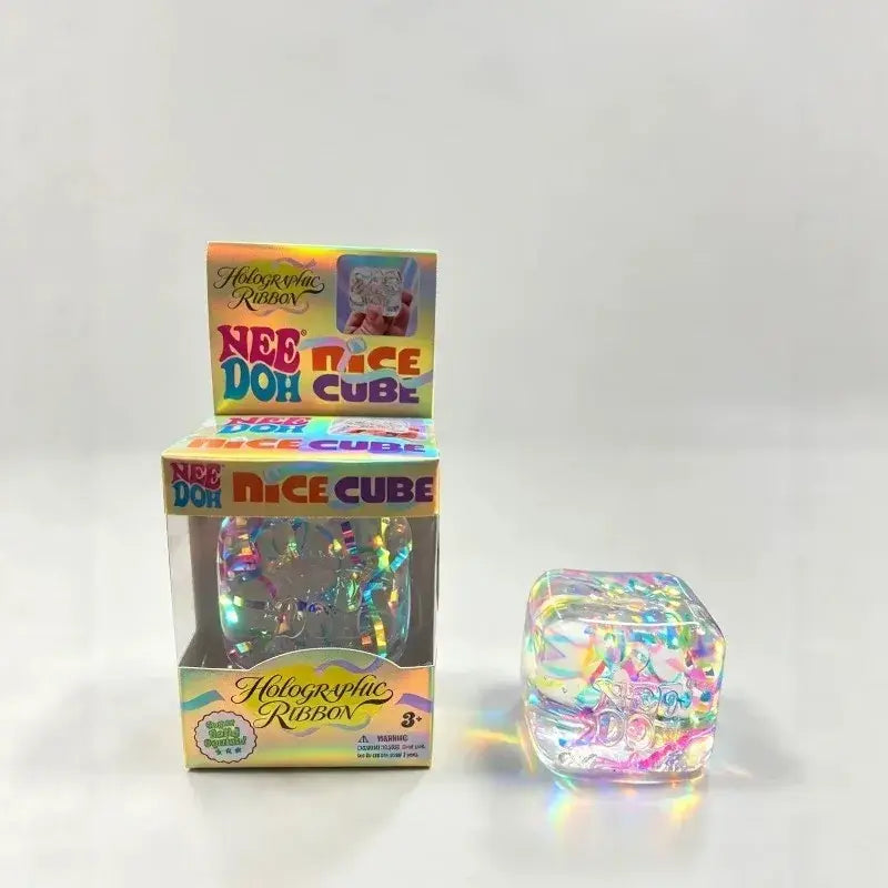 Ein Needoh-Maltose-Eiswürfel-Sensory-Fidget-Spielzeug mit einem transluzenten Regenbogen-Hologrammwürfel und einem irisierenden Band darin