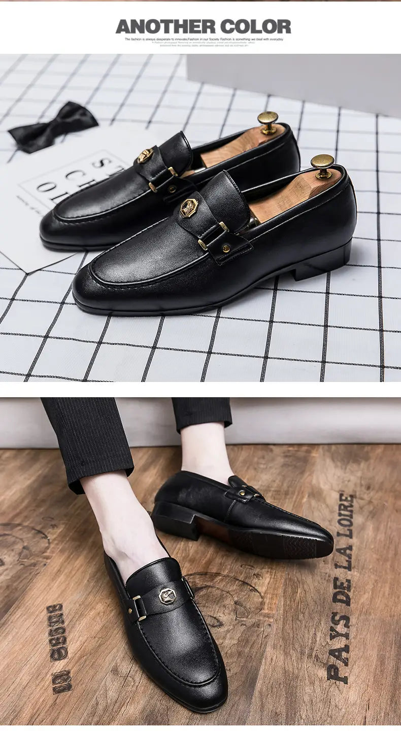 Schwarze Lederslipper zum Hineinschlüpfen für Herren mit goldfarbenen Schnalldetails, gestaltet als klassische Herrenschuhe.