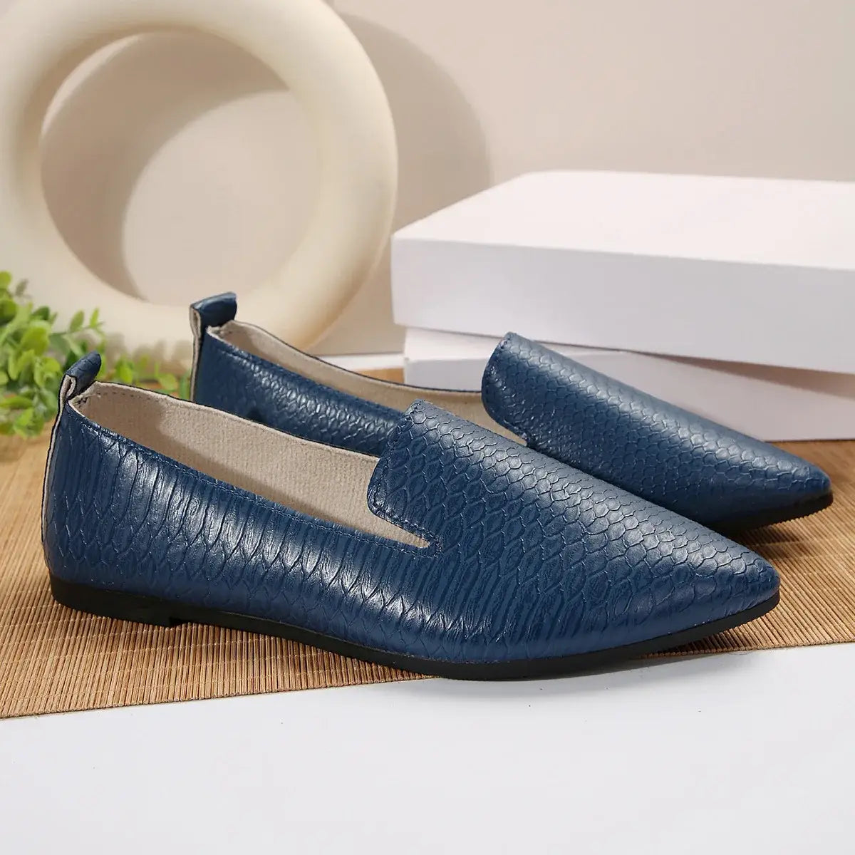 Mocasines planos de cuero con punta afilada para poner y quitar con facilidad en color azul con estampado tipo piel de serpiente, con diseño fácil de colocar.