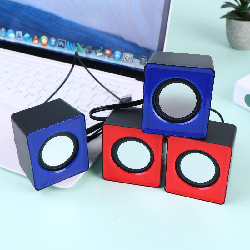 Ensemble de trois mini haut-parleurs de bureau USB pour audio stéréo sur ordinateur, en bleu, rouge et noir, avec des haut-parleurs circulaires blancs.