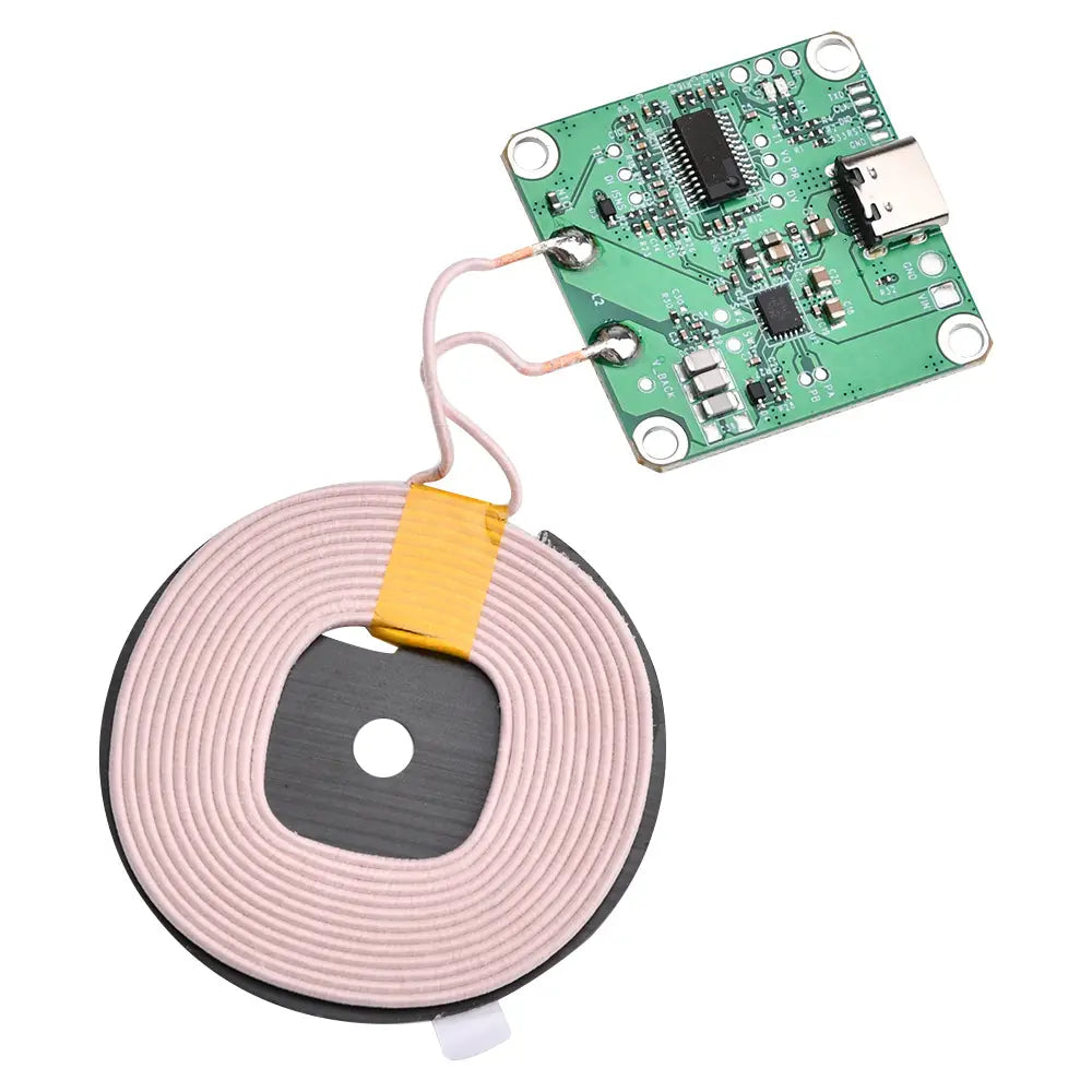 Rosa gewendeltes drahtloses Lade-Übertragermodul mit gelbem Klebestreifen und schwarzem Zentrum auf einer grünen Schaltplatine mit USB-C-Port, ausgelegt für Schnellladen und drahtlose Ladefunktion