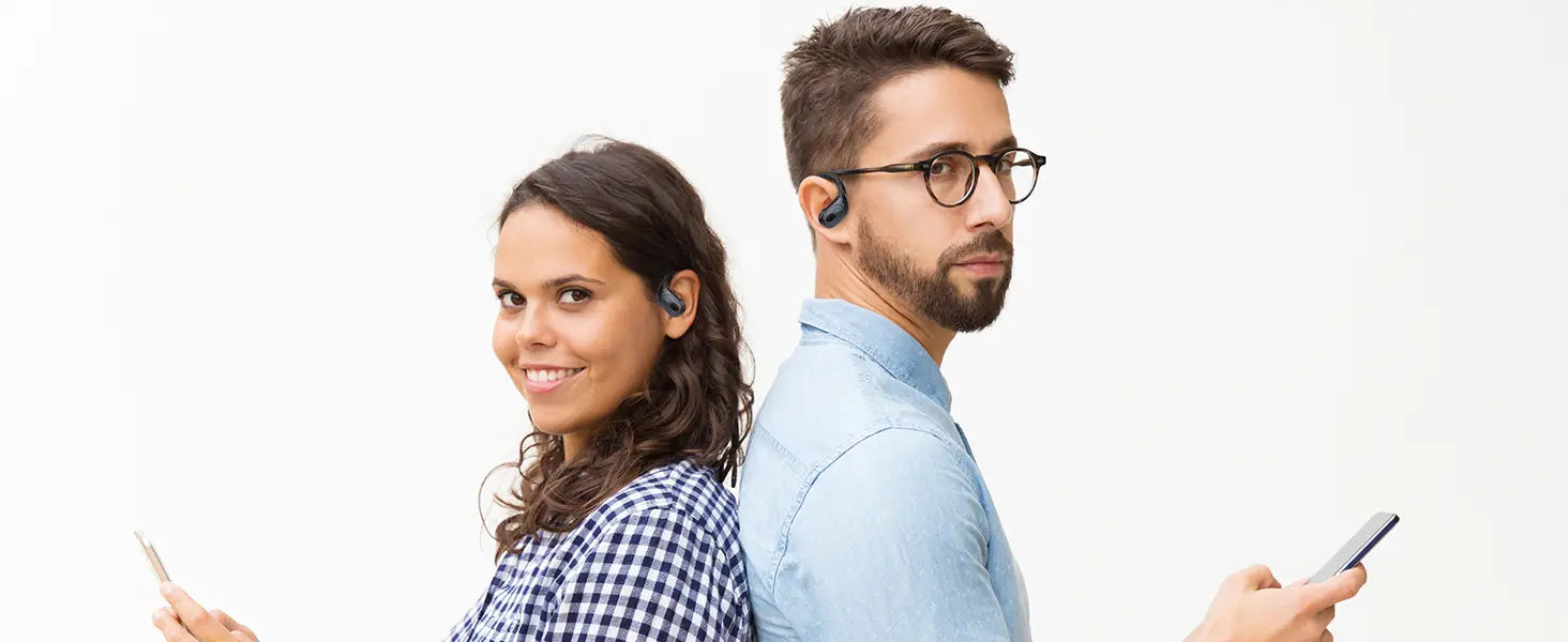 Écouteurs sans fil noirs avec crochets d’oreille et design minimaliste élégant, présentés avec un boîtier de charge pour une recharge pratique, pour une charge du boîtier et un maintien sûr.