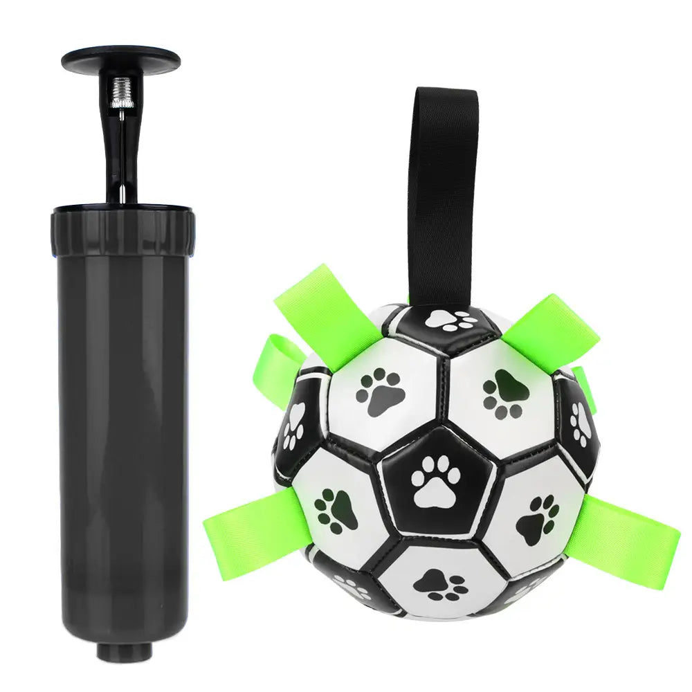 PUレザー製のつかみタブ付きインタラクティブな犬用サッカーボール。黒と白のデザインに、緑のリボンと肉球のデザイン、持ち運びやすい黒いハンドルを備えています。顧客満足とオリジナル梱包を確保し、配送コストを低く抑えます。