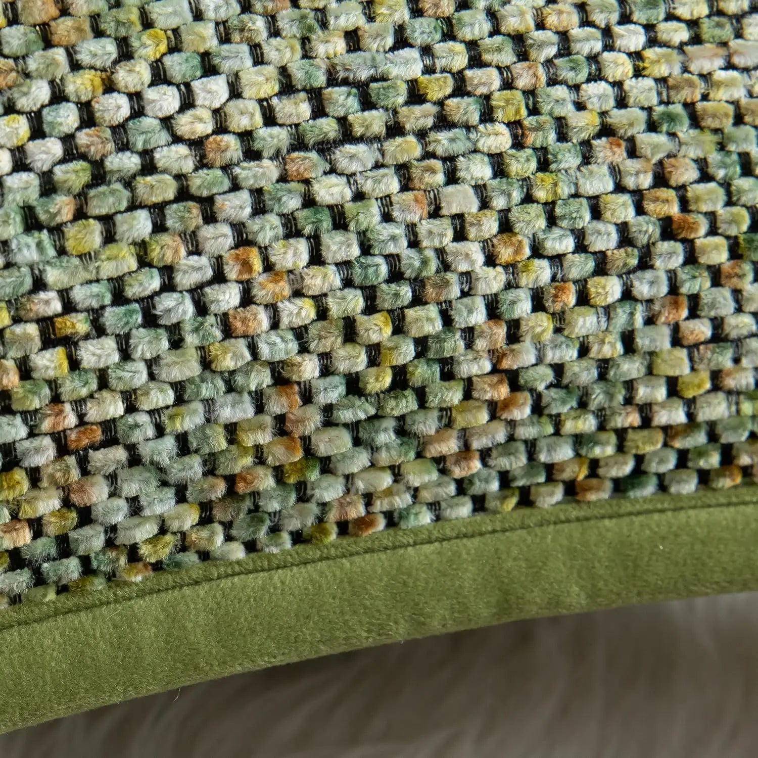 81Cxtc2zSUL._AC_SL1500_.jpg Housse de coussin d’appoint en chenille présentant un design de coussin tissé multicolore texturé avec une bordure verte pour un usage décoratif.