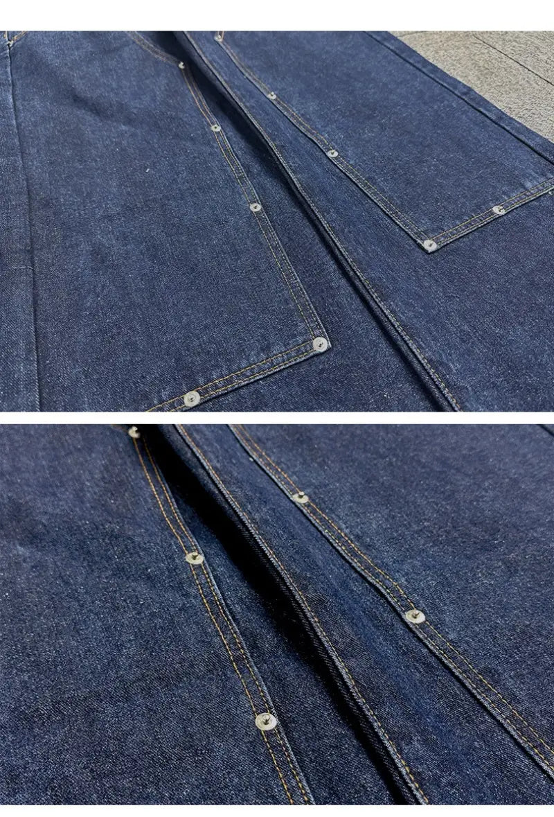 Jeans bruts en denim à jambe large à rivets pour hommes en bleu foncé, avec des coutures renforcées et des fermetures boutonnées à finition argentée.